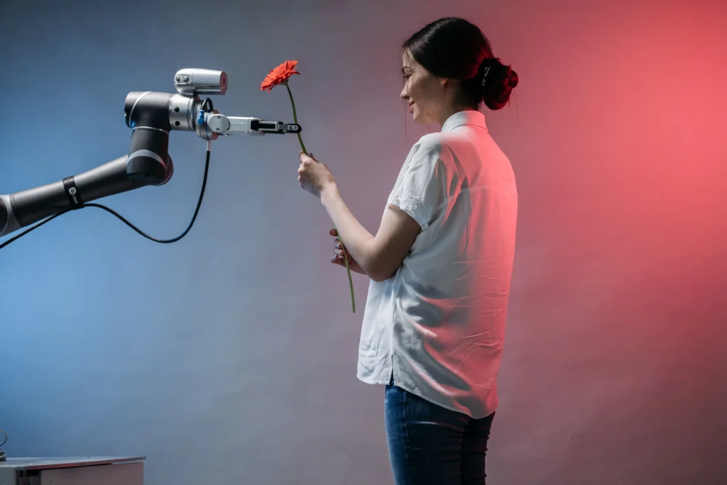 Foto von Pavel Danilyuk von Pexels: https://www.pexels.com/de-de/foto/frau-technologie-blume-festhalten-8438970/